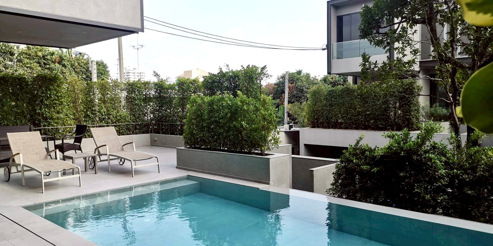 House for rent Ekkamai soi 10: 556sqm. 4bed 4.5bath+1 maid Private Pool 250,000/mth. Am: 0656199198