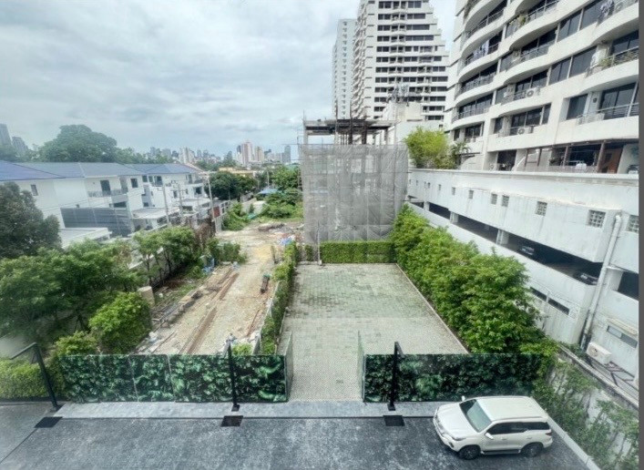 Land for Sell Sukhumvit 39 soi Prachan Khadi: 566.7sqw. (1-1-66.7 rai) 340,020,000 Am: 0656199198