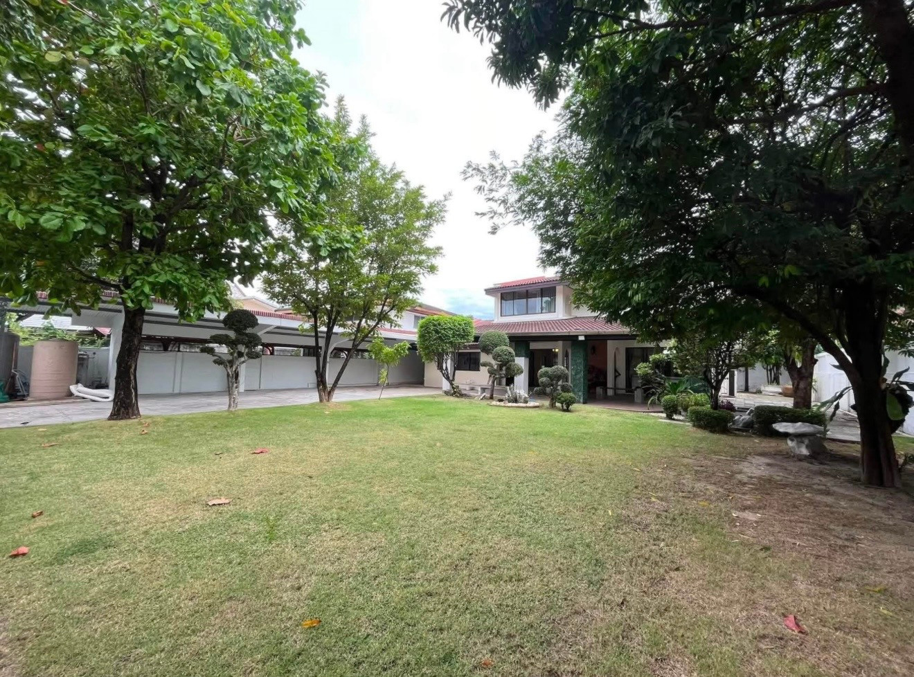 Panya Village Pattanakarn 30: 220sqw 350sqm 5bed 4.5bath 2maid Sell: 38,000,000 Rent 90,000/mth. Am: 0656199198