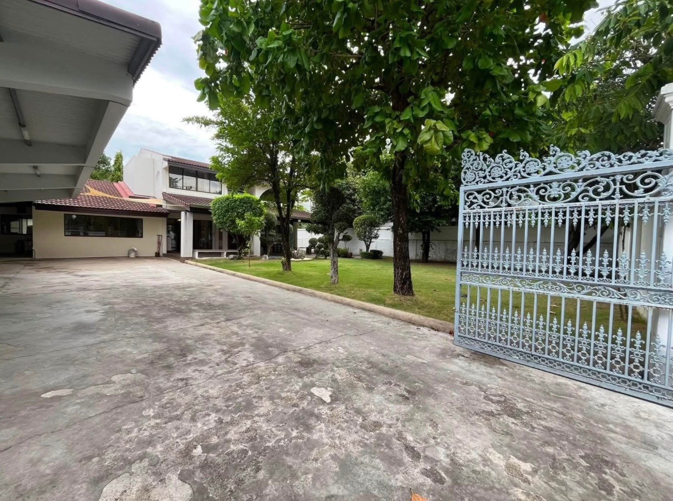 Panya Village Pattanakarn 30: 220sqw 350sqm 5bed 4.5bath 2maid Sell: 38,000,000 Rent 90,000/mth. Am: 0656199198