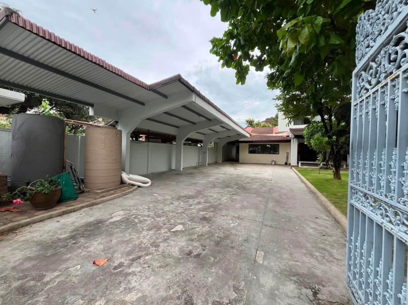 Panya Village Pattanakarn 30: 220sqw 350sqm 5bed 4.5bath 2maid Sell: 38,000,000 Rent 90,000/mth. Am: 0656199198