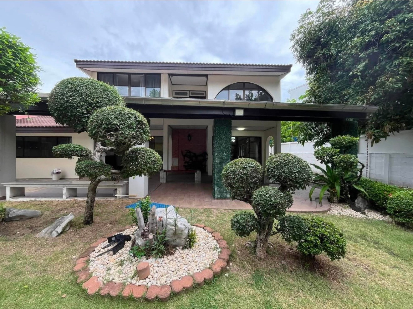 Panya Village Pattanakarn 30: 220sqw 350sqm 5bed 4.5bath 2maid Sell: 38,000,000 Rent 90,000/mth. Am: 0656199198