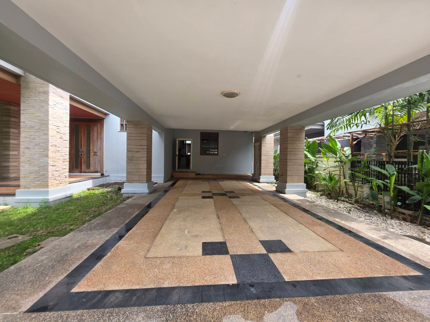 Narasiri Pattanakarn-Srinakarin: 110sqwah 350sqm. 4bed 4bath 85,000/mth. Am: 0656199198