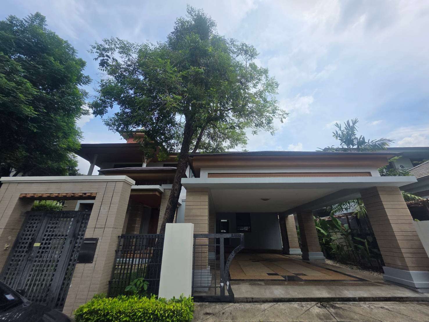 Narasiri Pattanakarn-Srinakarin:  110sqwah  350sqm. 4bed 4bath Sell 37,000,000 Rent 85,000/mth. Am: 0656199198