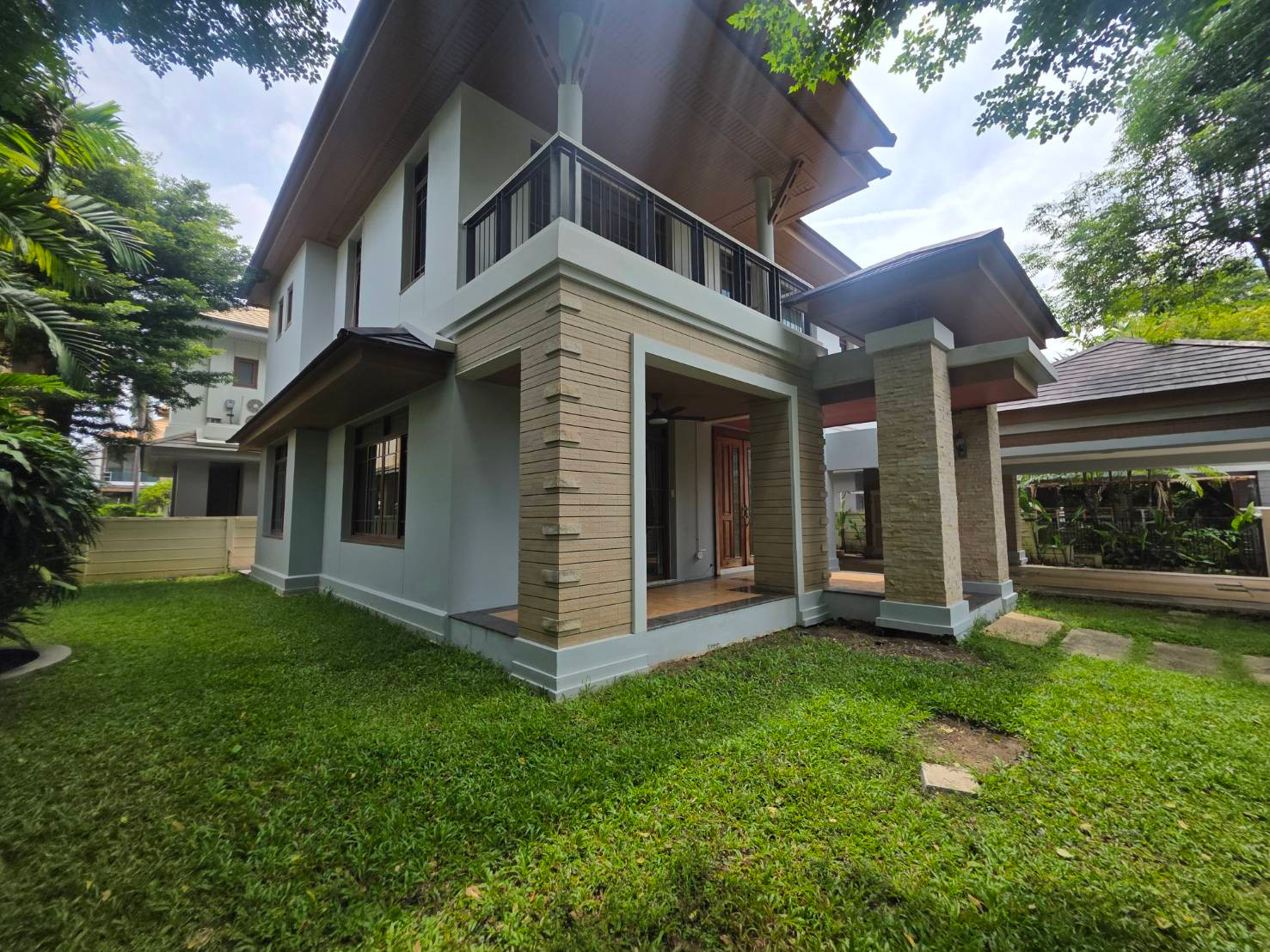 Narasiri Pattanakarn-Srinakarin:  110sqwah  350sqm. 4bed 4bath Sell 37,000,000 Rent 85,000/mth. Am: 0656199198