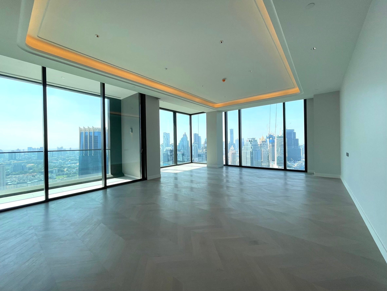 189 Wireless One Bangkok:  3bed 4bath 226sqm. 132,000,000 Am: 0656199198