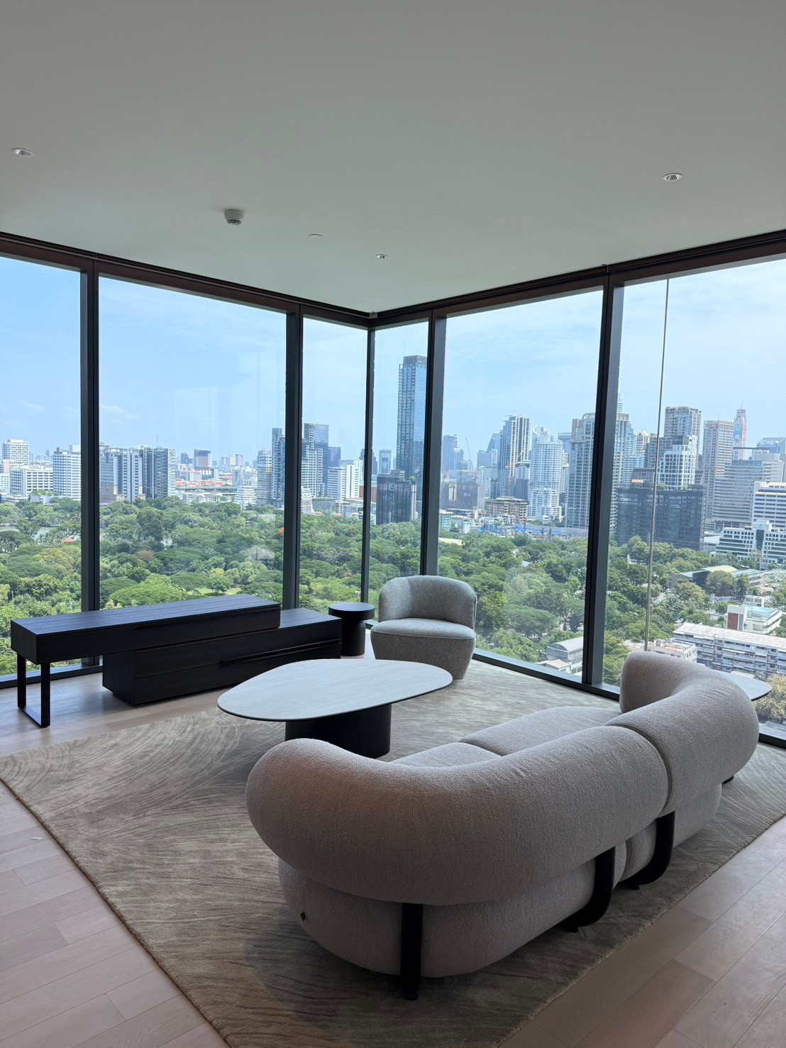 EI8HTEEN SEVEN One Bangkok: 3bed 3bath 173sqm. 2X Fl Sell: 75,000,000 Rent: 380,000  Am: 0656199198 Corner full Lumpini view