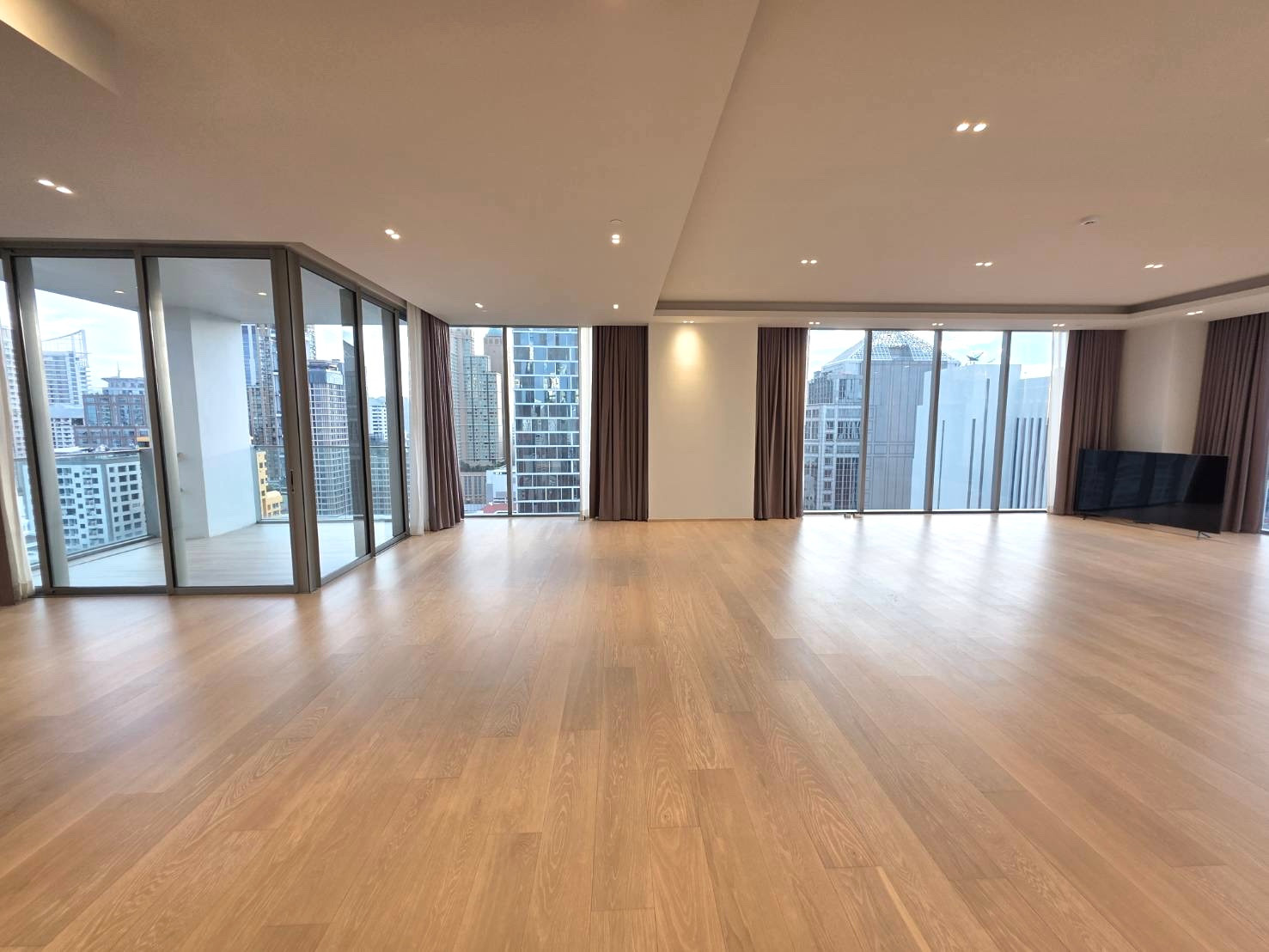 Tonson One Residence Penthouse: 3bed 3bath + maid 254.12sqm Sell: 149,000,000 Rent: 380,000/mth Am: 0656199198