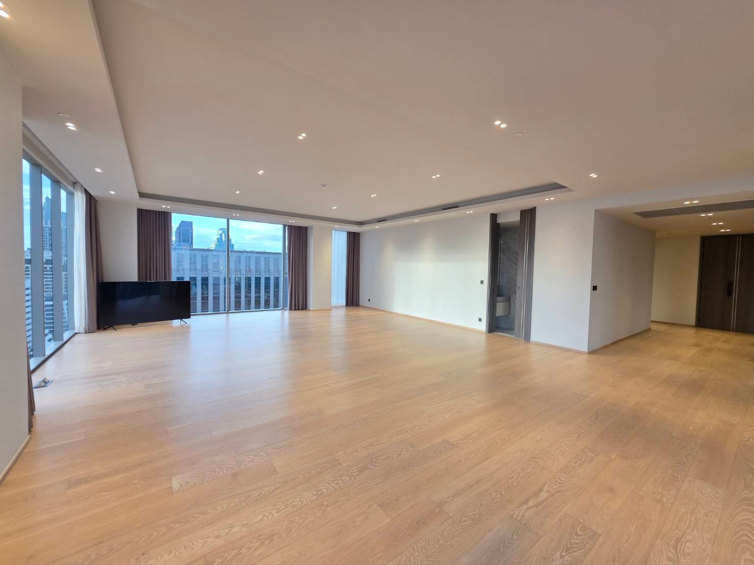 Tonson One Residence Penthouse: 3bed 3bath + maid 254.12sqm Sell: 149,000,000 Rent: 380,000/mth Am: 0656199198