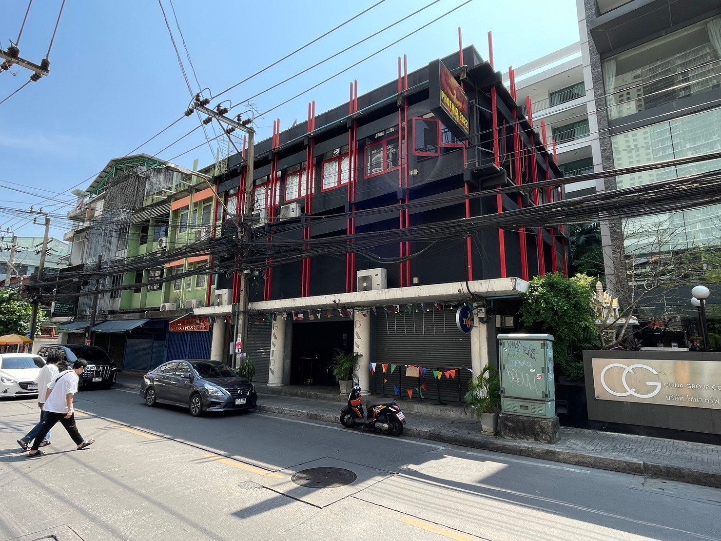 Shophouse Sukhumvit 22: 3 shops opposite Park 24 condominium 792sqm. Rent: 200,000/mth Am: 0656199198