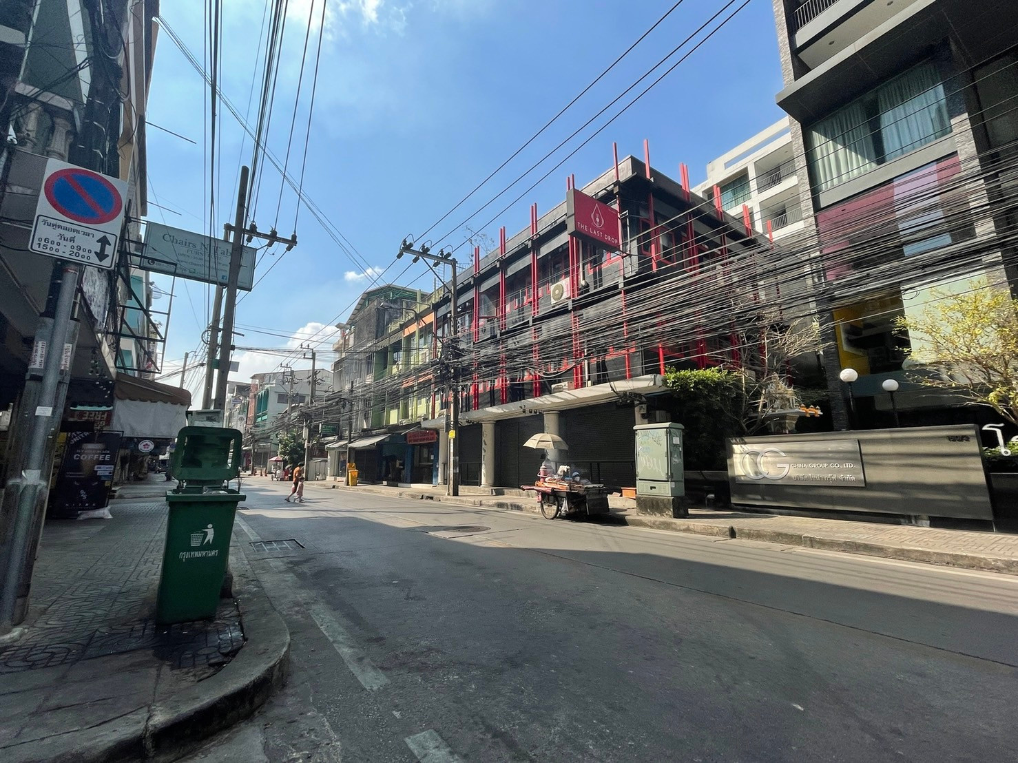 Shophouse Sukhumvit 22: 3 shops opposite Park 24 condominium 792sqm. Rent: 200,000/mth Am: 0656199198