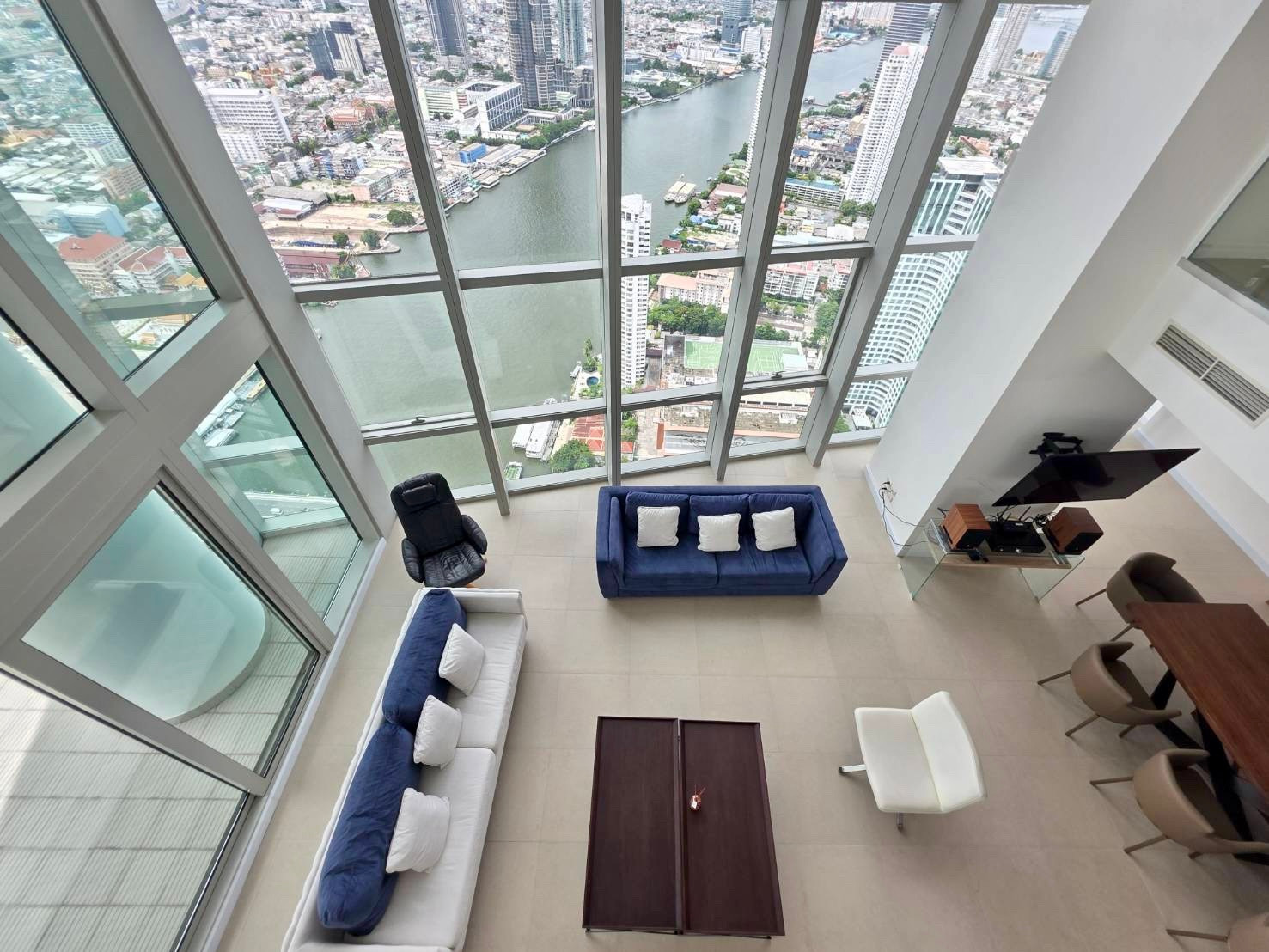 The River Duplex Penthouse for rent/sell: Duplex Penthouse 6X Floor 410sqm. 3bed 3bath Sell: 200,000,000 Rent: 400,000 Am: 0656199198
