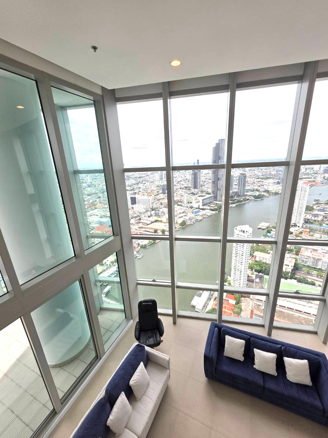 The River Duplex Penthouse for rent/sell: Duplex Penthouse 6X Floor 410sqm. 3bed 3bath Sell: 200,000,000 Rent: 400,000 Am: 0656199198