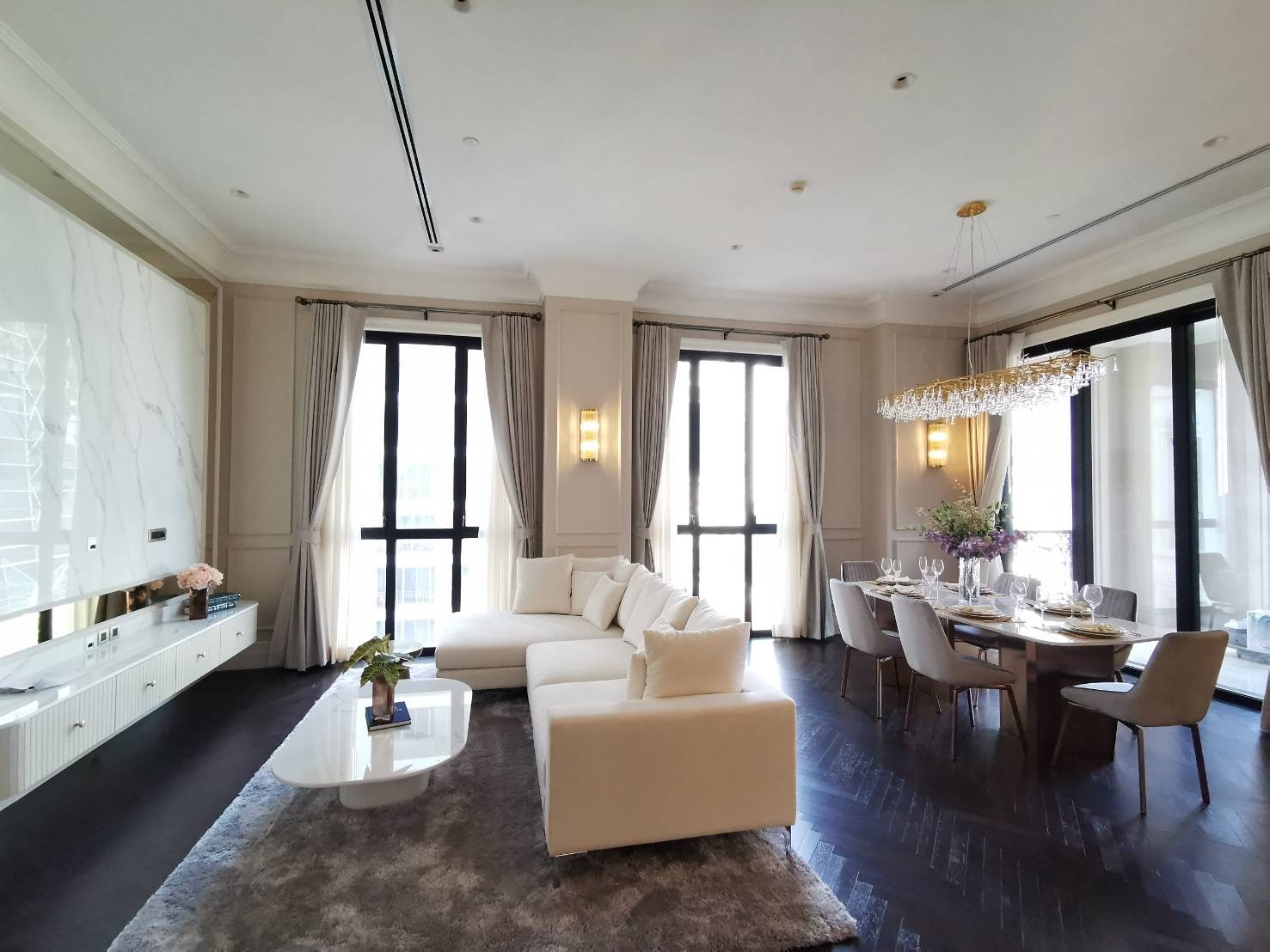 98 Wireless: 132.59sqm 2bed 3bath 280,000/mth front corner Am: 0656199198