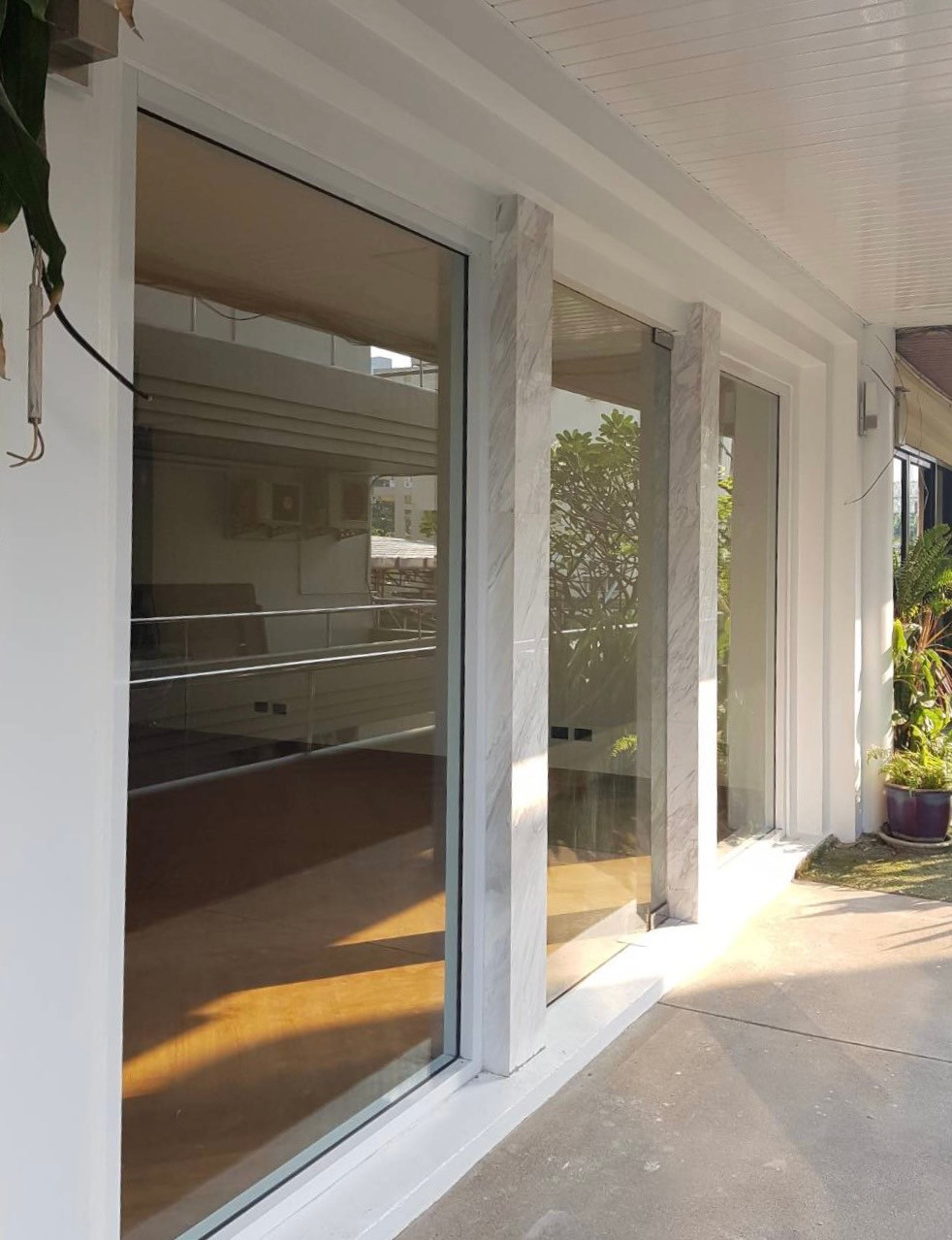 Park Avenue Ekkamai: 20sqwah 280sqnm. 5storey Sell: 25,000,000 Rent: 120,000/mth. Am: 0656199198