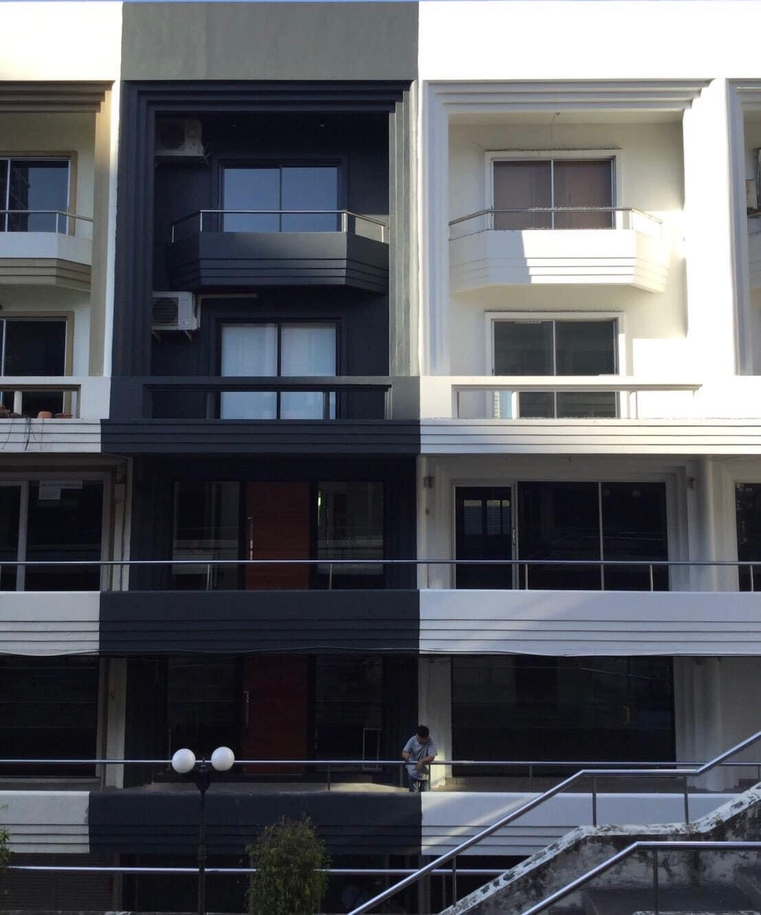 Park avenue Ekkamai Sukhumvit 63: 19sqwah 270sqm 5 storey Sell: 25,000,000 Am: 0656199198