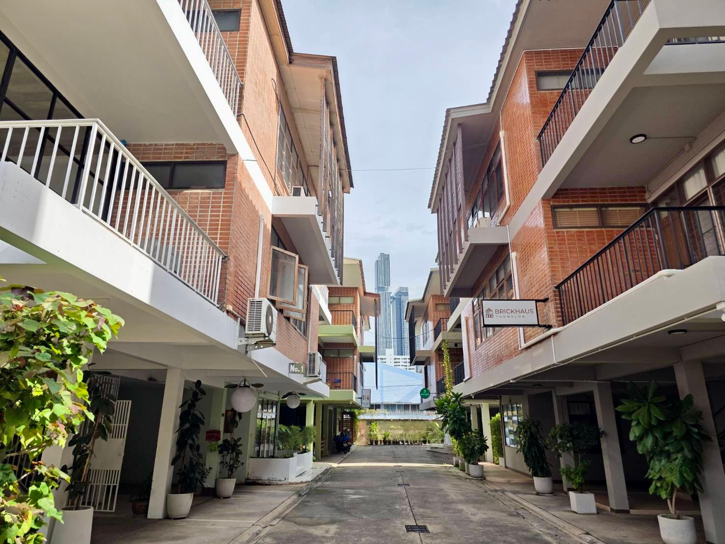 Brown Brick Thonglor 20:  77sqwah  600sqm 3 storey Sell: 80,000,000 Rent: 120-150k/mth. Am: 0656199198