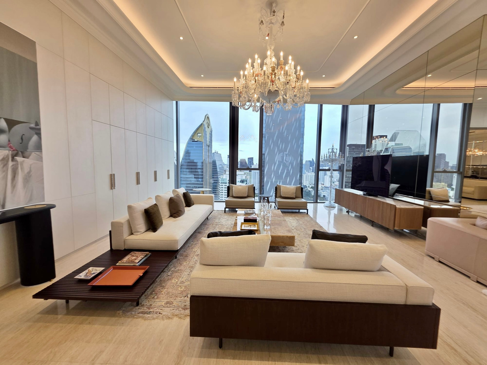 Scope Langsuan Penthouse: 3+1 bed 4bath + maid 463 sqm. 660,000,000 Am: 0656199198