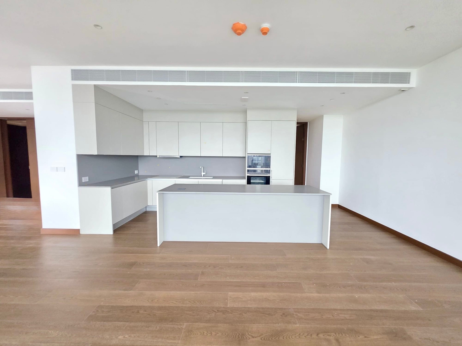 Dusit Parkside Penthouse: 259.31sqm. 3+1bed 3.5bath + maid quarter 101,390,000 (391,000/sqm) Am: 0656199198