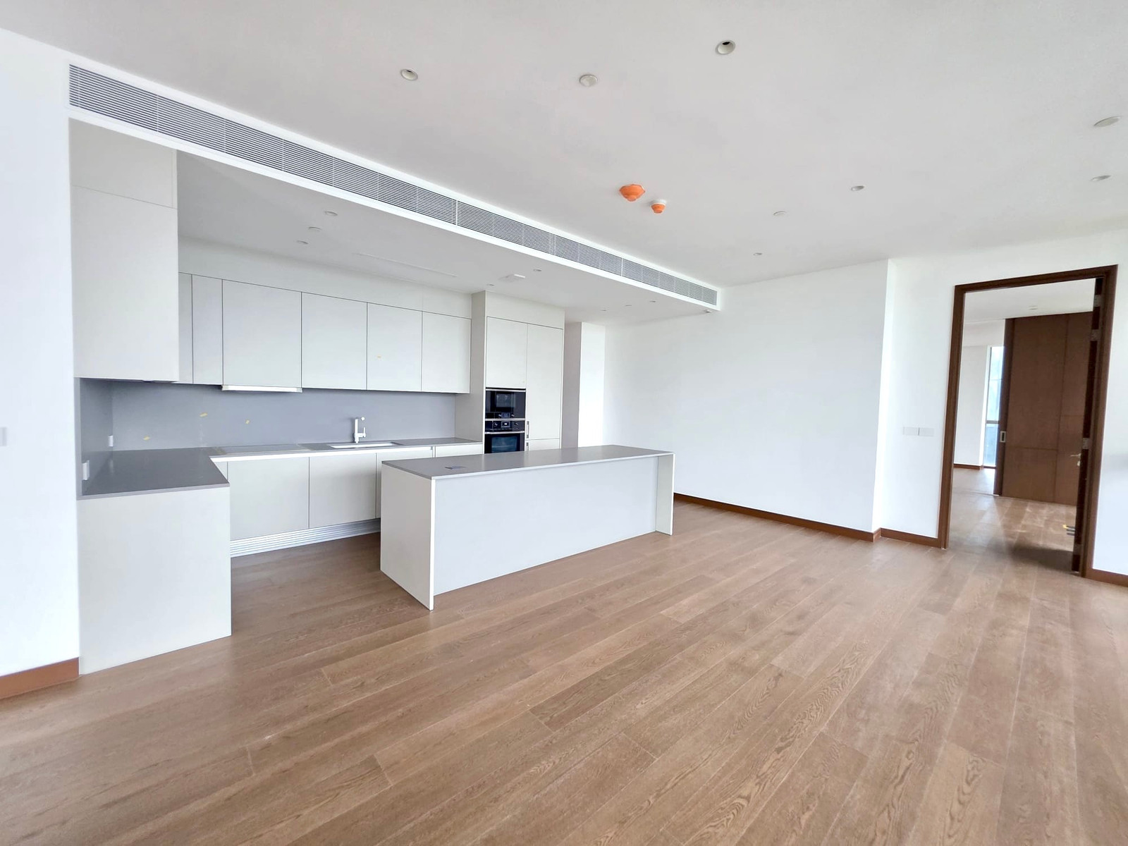 Dusit Parkside Penthouse: 259.31sqm. 3+1bed 3.5bath + maid quarter 101,390,000 (391,000/sqm) Am: 0656199198
