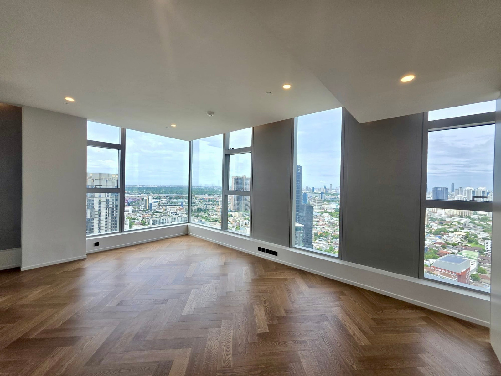 The Residence 38 Penthouse: 5bed 5bath + Maid 464sqm. 244,310,000 Am: 0656199198
