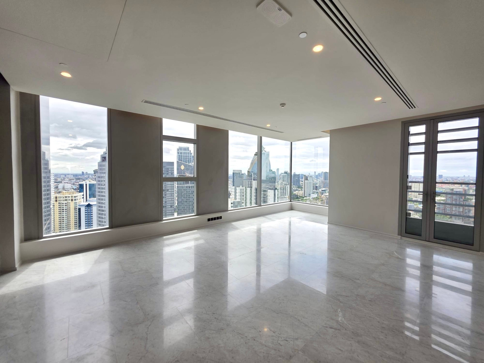 The Residence 38 Penthouse: 5bed 5bath + Maid 464sqm. 244,310,000 Am: 0656199198