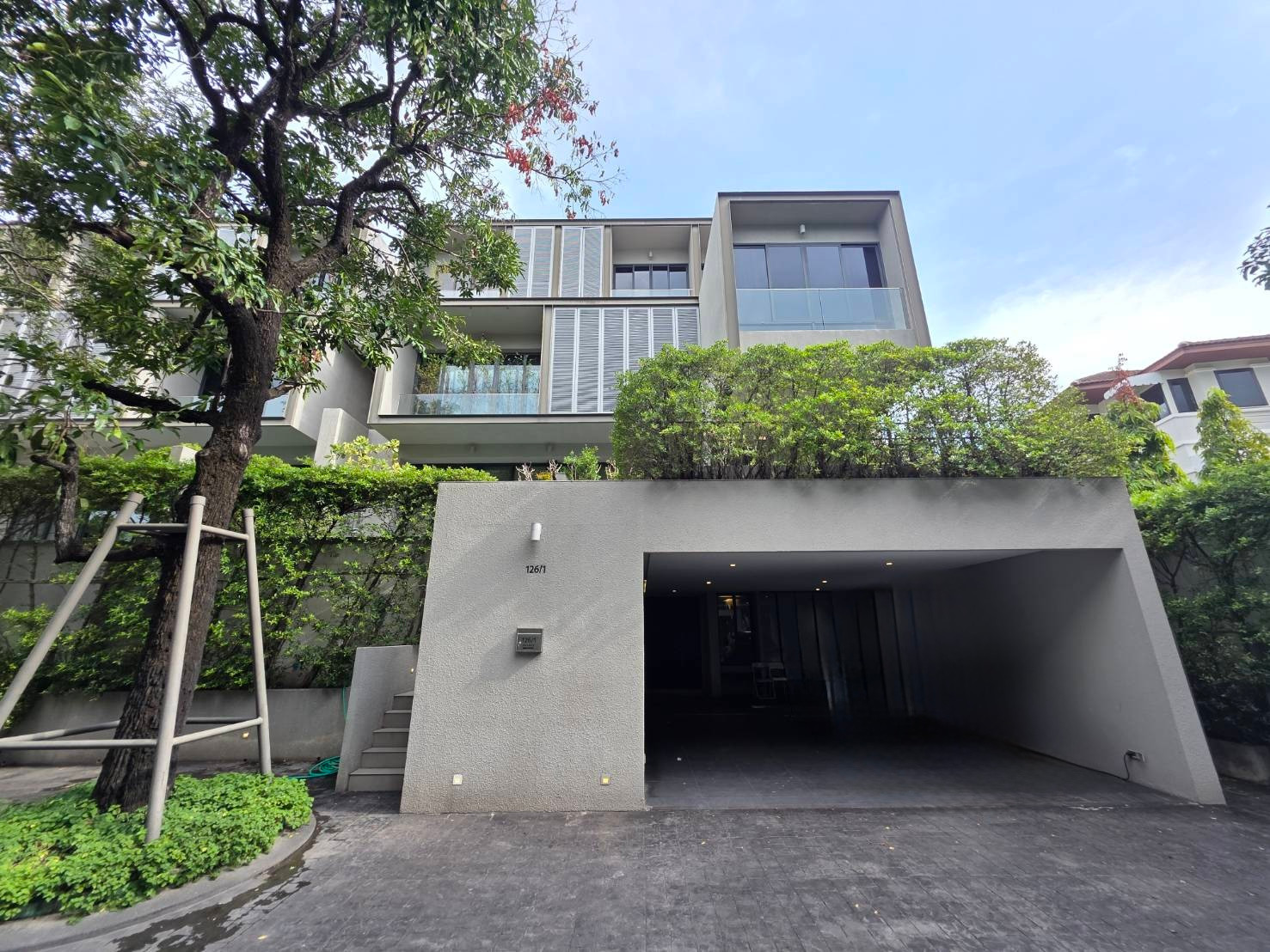 House Ekkamai sukhumvit 63:  4 Storey 556sqm. 4bed 5bath + Maid room 250,000/mth.  Am: 0656199198