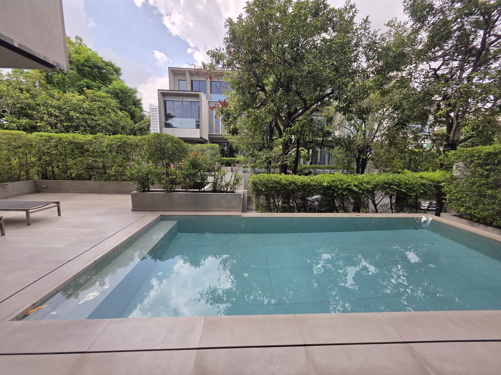 House Ekkamai sukhumvit 63:  4 Storey 556sqm. 4bed 5bath + Maid room 250,000/mth.  Am: 0656199198