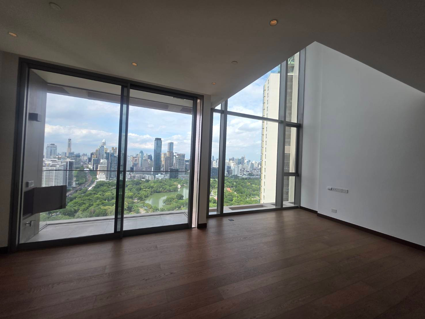 Dusit Parkside:  Duplex 2bed 2.5bath 115.78sqm. Type B3 Full 51,000,000 Lumpini view Am: 0656199198