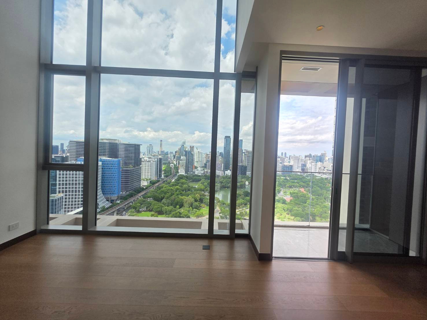 Dusit Parkside: Duplex 1bed 1.5bath 73.94sqm. Full Lumpini view 29,900,000 Am: 0656199198