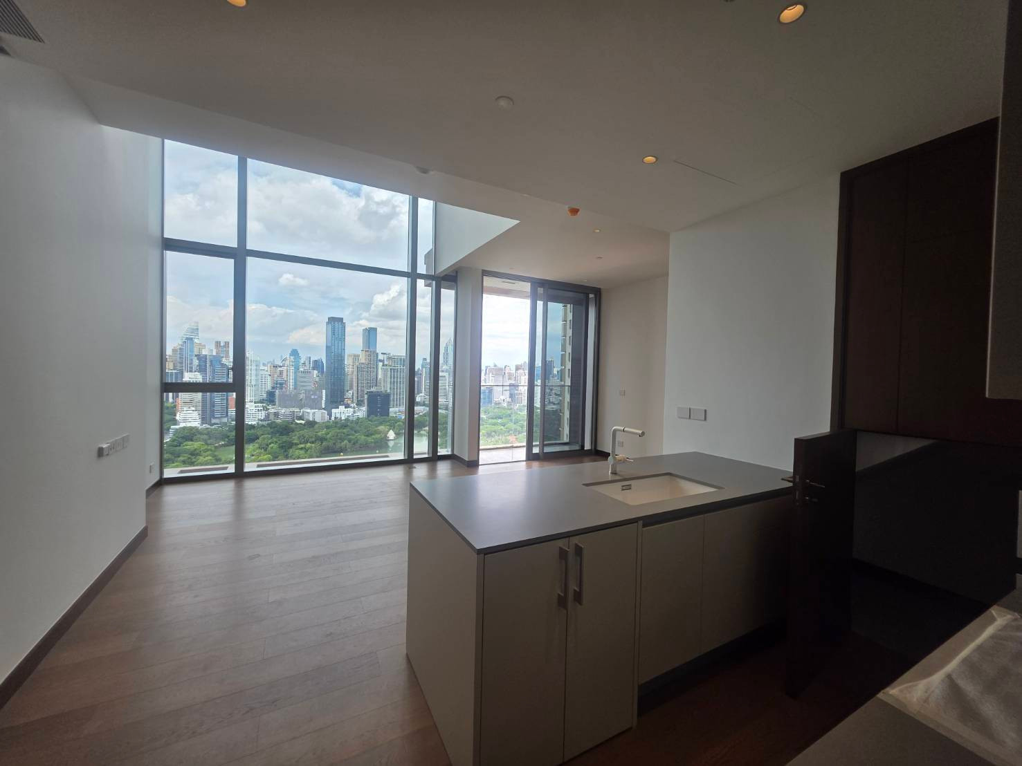 Dusit Parkside: Duplex 1bed 1.5bath 73.94sqm. Full Lumpini view 29,900,000 Am: 0656199198