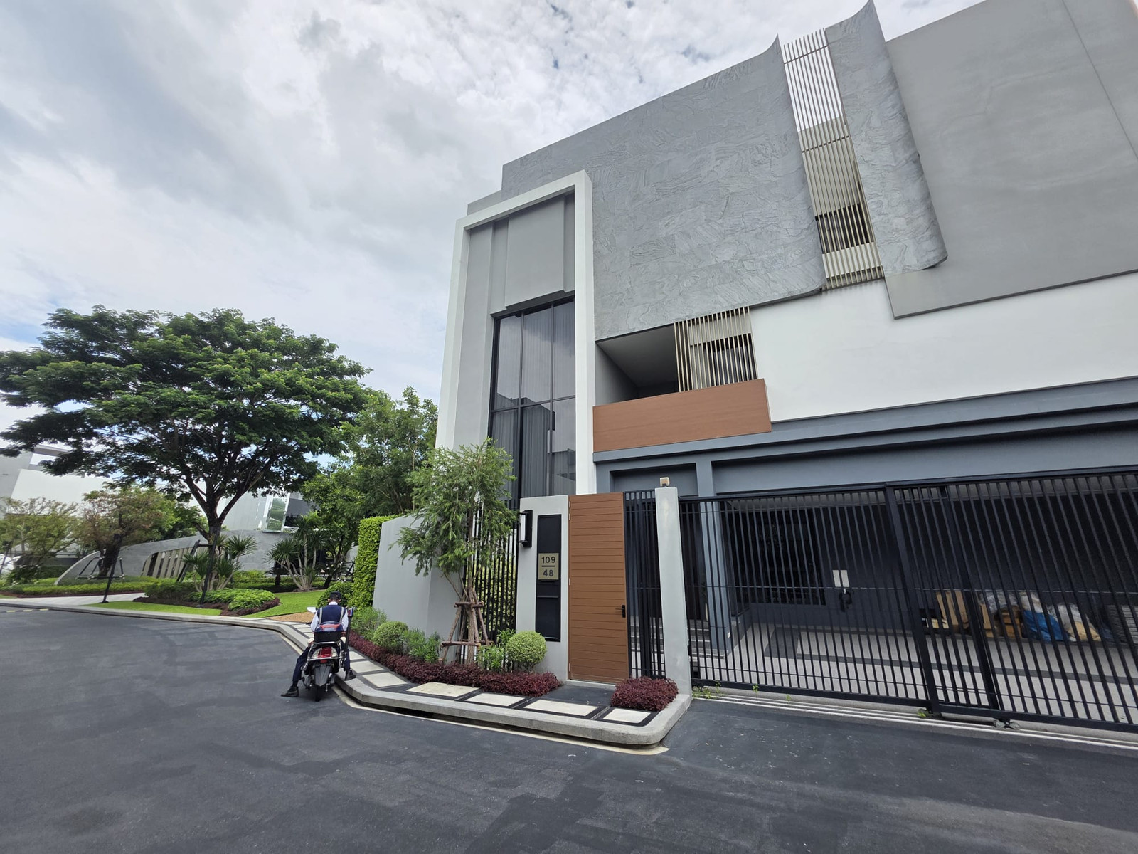 Bugaan Krungthep Kreetha size M: 90 sqwah 540 sqm. 4bed 5bath 350,000/mth. Am: 0656199198