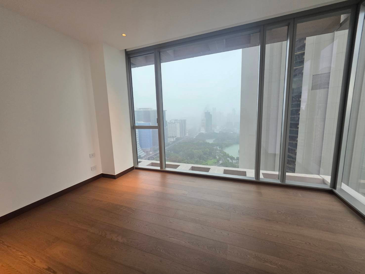 Dusit Parkside corner unit: 1bed 1bath 77.63sqm. 31,500,000 Am: 0656199198