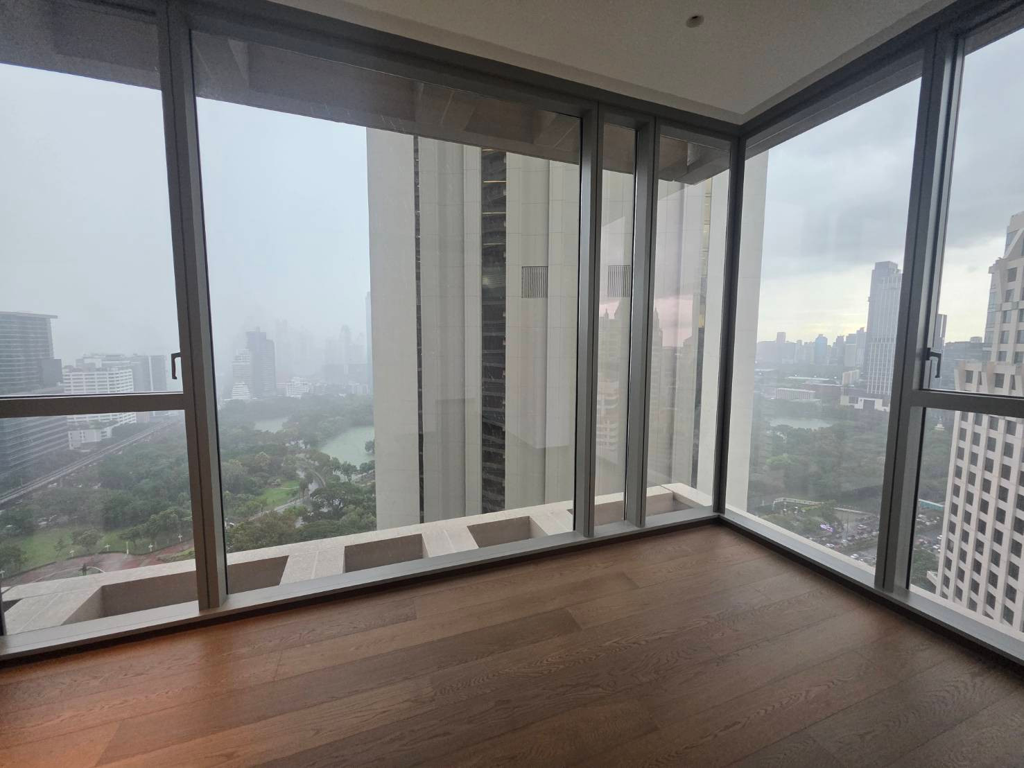 Dusit Parkside corner unit: 1bed 1bath 77.63sqm. 31,500,000 Am: 0656199198