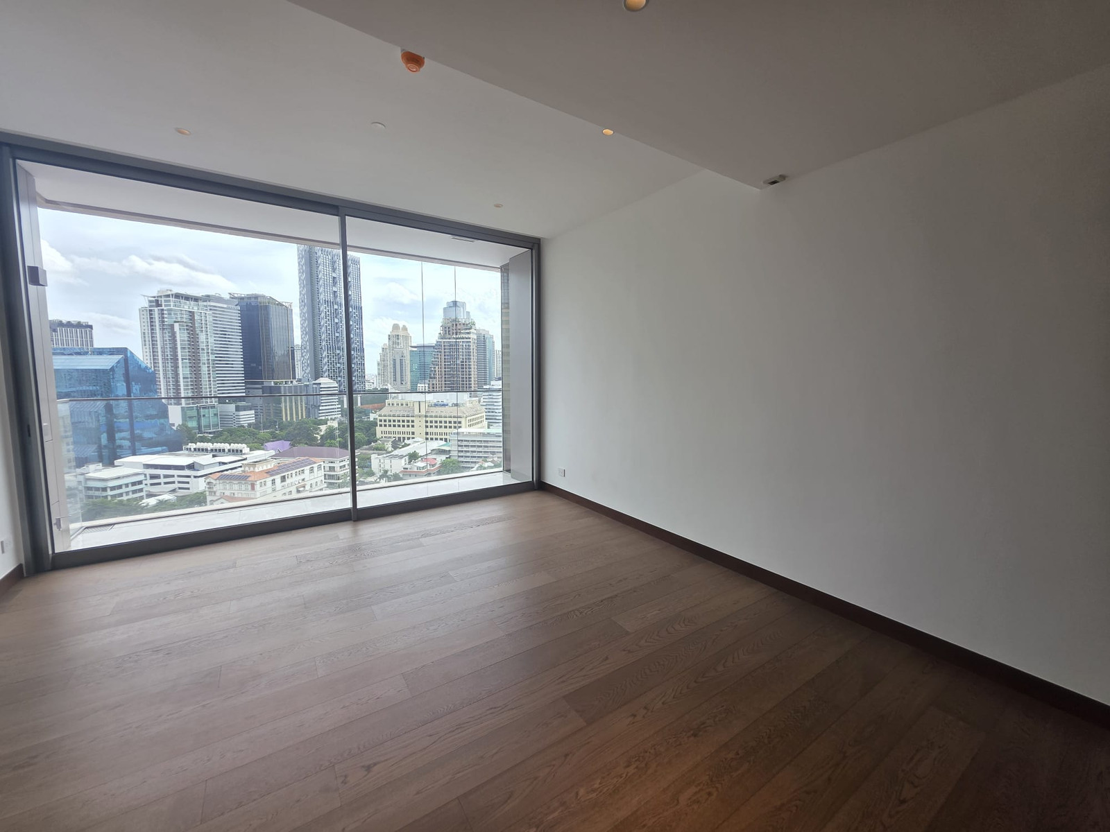 Dusit Parkside City View: 1bed 1bath  55.75sqm. 18,800,000 Am: 0656199198